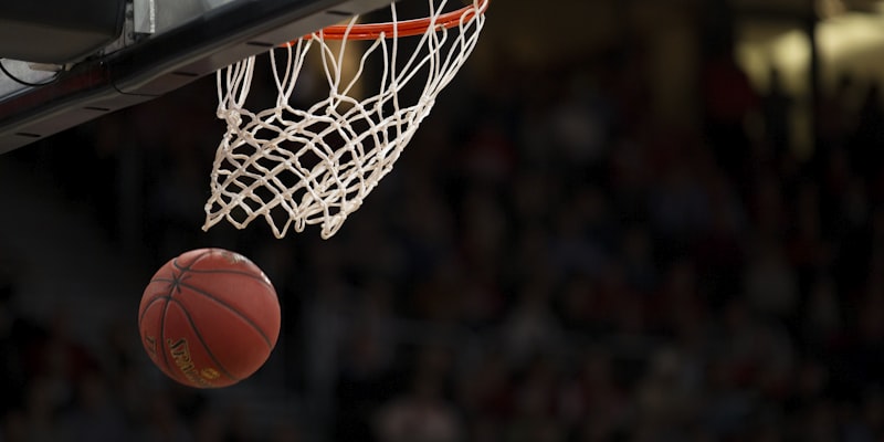 NBA季后赛激烈对抗场景